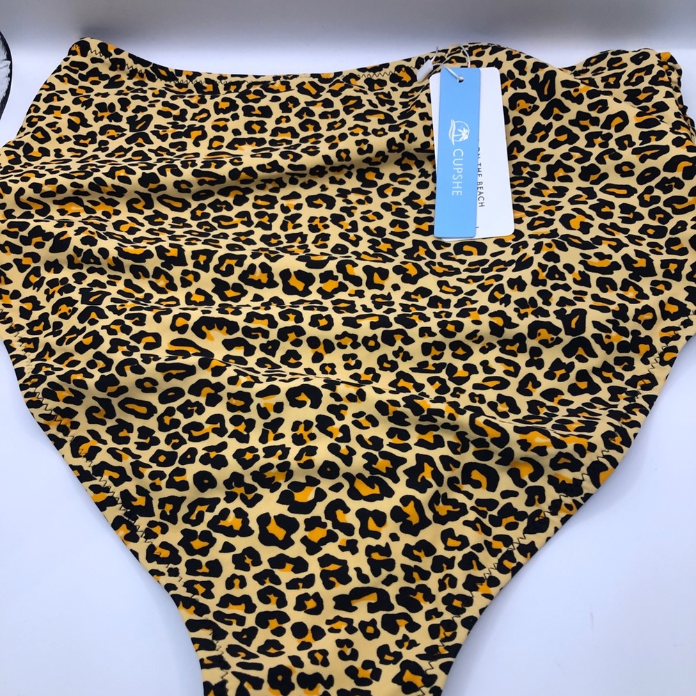 NEW CUPSHE NWT Bikini bottoms, Leopard print, ruched sides. SZ:L - Picture 4 of 7
